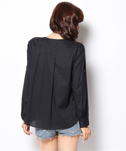 KariAng（カリアング）の「フラップＰＫノーカラーシャツ（シャツ/ブラウス・レディース・ホワイト/ベージュ/ネイビー・SMALL/MEDIUM）」の4枚目の写真