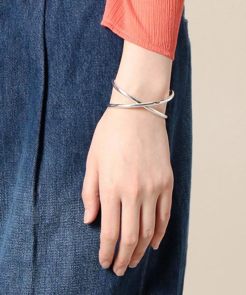 PHILIPPE AUDIBERT（フィリップ オーディベール）の「＜PHILIPPE AUDIBERT（フィリップオーディベール）＞KASONシルバーカラ―バングル（バングル/リストバンド・レディース・シルバー・FREE）」の6枚目の写真
