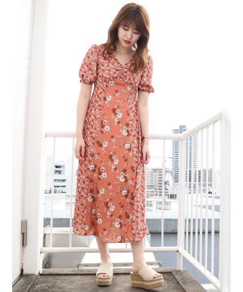 dazzlin（ダズリン）の「フラワーパターン切替マキシワンピース（ワンピース・レディース・ベージュ/オレンジ/ネイビー・MEDIUM/SMALL）」の4枚目の写真
