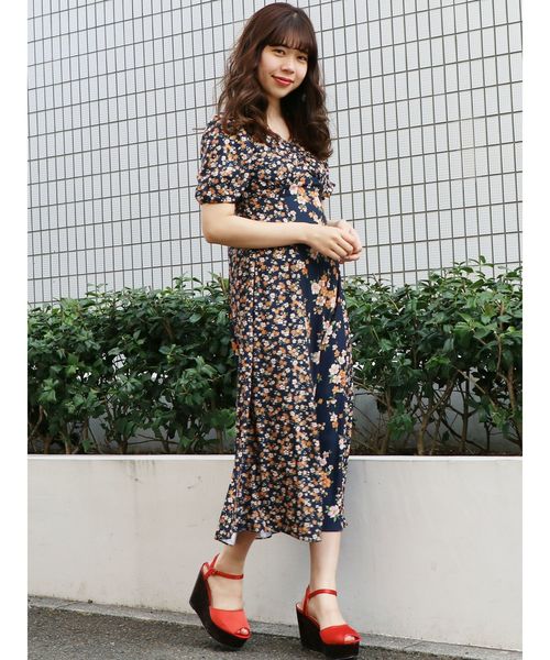 dazzlin（ダズリン）の「フラワーパターン切替マキシワンピース（ワンピース・レディース・ベージュ/オレンジ/ネイビー・MEDIUM/SMALL）」の7枚目の写真