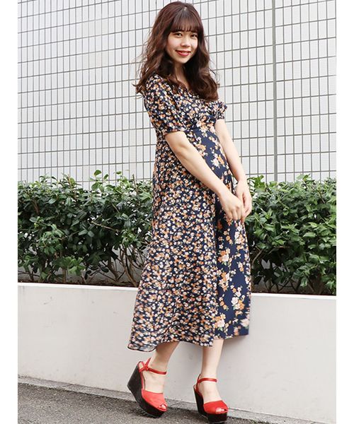 dazzlin（ダズリン）の「フラワーパターン切替マキシワンピース（ワンピース・レディース・ベージュ/オレンジ/ネイビー・MEDIUM/SMALL）」の16枚目の写真