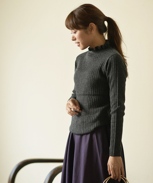rps（アールピーエス）の「ワイドリブフリルハイネック長袖ニットプルオーバー（ニット/セーター・レディース・チャコールグレー/ブラック/ダークグリーン/オフホワイト/ボルドー/マスタード/杢グレー・M/L）」の3枚目の写真