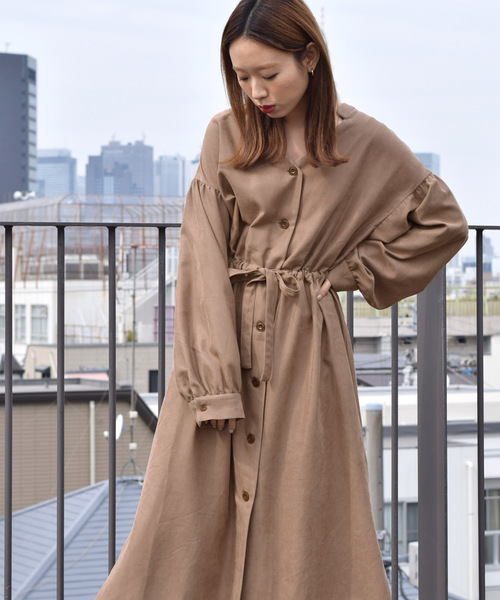 w closet（ダブルクローゼット）の「Vネックウエストドロストワンピース（ワンピース・レディース・グレイッシュベージュ/パープル・FREE）」の2枚目の写真