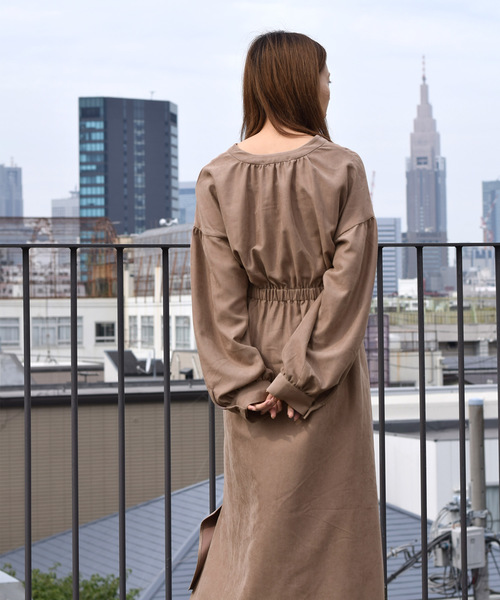 w closet（ダブルクローゼット）の「Vネックウエストドロストワンピース（ワンピース・レディース・グレイッシュベージュ/パープル・FREE）」の5枚目の写真