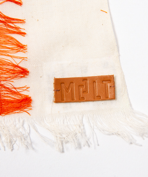 ABAHOUSE(アバハウス)の「【MELT】コットンシルクフリンジストライプストール(ストール/ショール・メンズ・ネイビー/オレンジ/グリーン・フリー)」の5枚目の写真