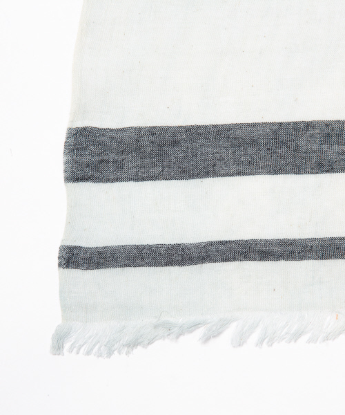 ABAHOUSE(アバハウス)の「【MELT】コットンシルクフリンジストライプストール(ストール/ショール・メンズ・ネイビー/オレンジ/グリーン・フリー)」の7枚目の写真
