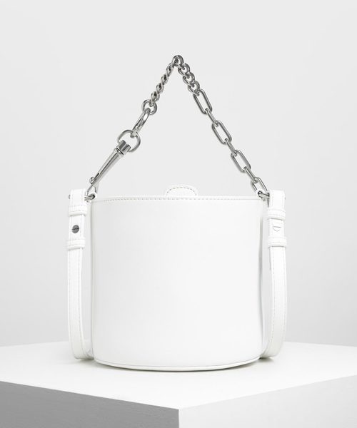 CHARLES & KEITH（チャールズ & キース）の「チャンキーチェーンハンドル バケツバッグ / Chunky Chain Handle Bucket Bag（ショルダーバッグ・レディース・ホワイト/ブラック/グレー/ダークブルー・M）」の2枚目の写真