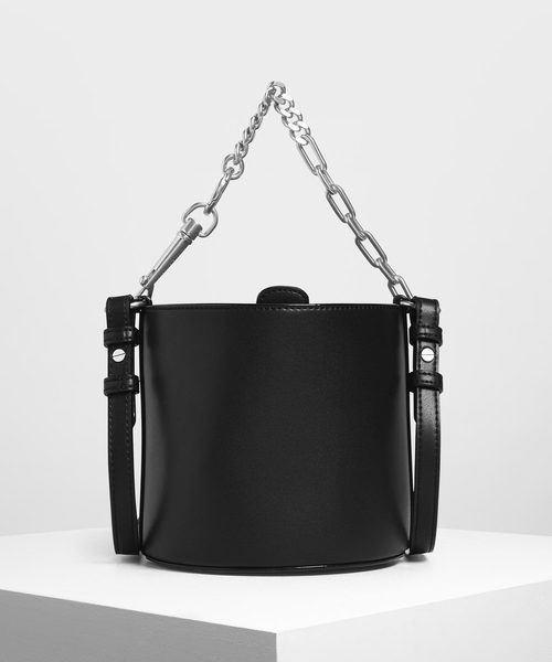 CHARLES & KEITH（チャールズ & キース）の「チャンキーチェーンハンドル バケツバッグ / Chunky Chain Handle Bucket Bag（ショルダーバッグ・レディース・ホワイト/ブラック/グレー/ダークブルー・M）」の3枚目の写真