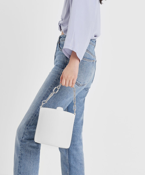 CHARLES & KEITH（チャールズ & キース）の「チャンキーチェーンハンドル バケツバッグ / Chunky Chain Handle Bucket Bag（ショルダーバッグ・レディース・ホワイト/ブラック/グレー/ダークブルー・M）」の14枚目の写真