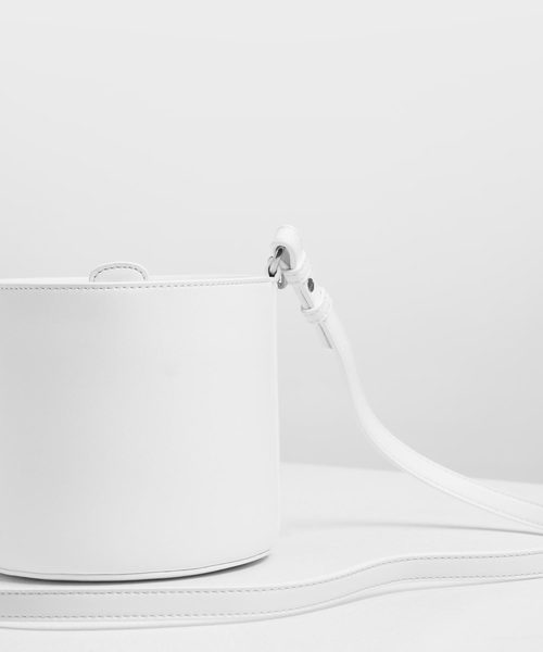 CHARLES & KEITH（チャールズ & キース）の「チャンキーチェーンハンドル バケツバッグ / Chunky Chain Handle Bucket Bag（ショルダーバッグ・レディース・ホワイト/ブラック/グレー/ダークブルー・M）」の17枚目の写真