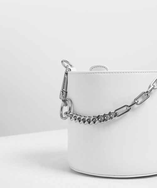 CHARLES & KEITH（チャールズ & キース）の「チャンキーチェーンハンドル バケツバッグ / Chunky Chain Handle Bucket Bag（ショルダーバッグ・レディース・ホワイト/ブラック/グレー/ダークブルー・M）」の5枚目の写真