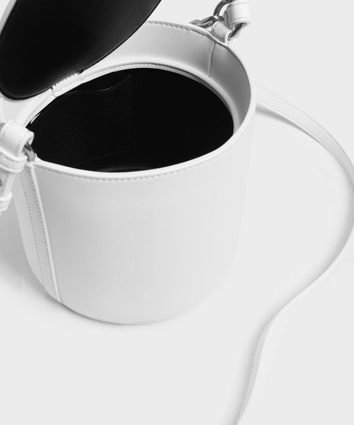 CHARLES & KEITH（チャールズ & キース）の「チャンキーチェーンハンドル バケツバッグ / Chunky Chain Handle Bucket Bag（ショルダーバッグ・レディース・ホワイト/ブラック/グレー/ダークブルー・M）」の20枚目の写真