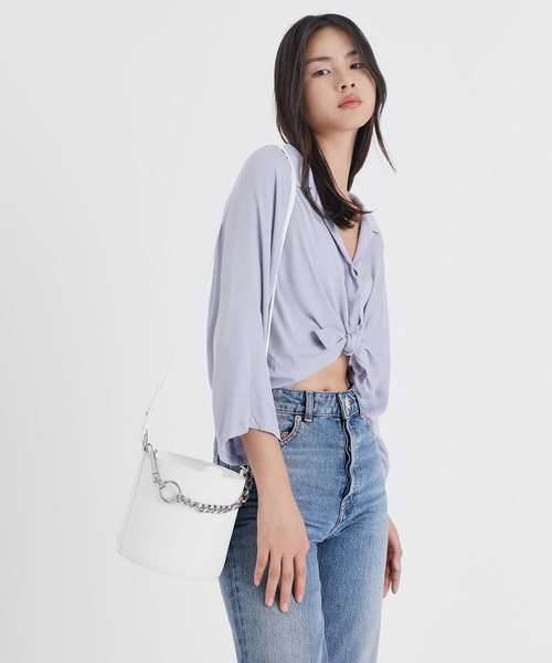 CHARLES & KEITH（チャールズ & キース）の「チャンキーチェーンハンドル バケツバッグ / Chunky Chain Handle Bucket Bag（ショルダーバッグ・レディース・ホワイト/ブラック/グレー/ダークブルー・M）」の11枚目の写真