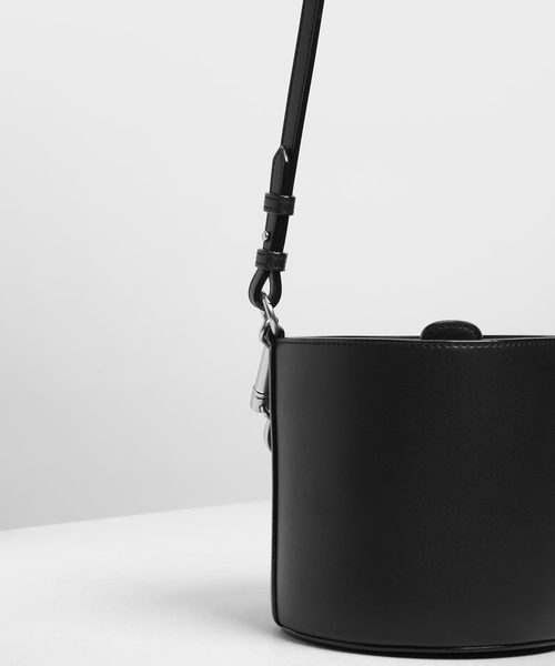 CHARLES & KEITH（チャールズ & キース）の「チャンキーチェーンハンドル バケツバッグ / Chunky Chain Handle Bucket Bag（ショルダーバッグ・レディース・ホワイト/ブラック/グレー/ダークブルー・M）」の8枚目の写真