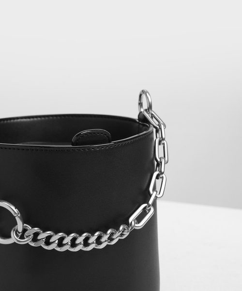 CHARLES & KEITH（チャールズ & キース）の「チャンキーチェーンハンドル バケツバッグ / Chunky Chain Handle Bucket Bag（ショルダーバッグ・レディース・ホワイト/ブラック/グレー/ダークブルー・M）」の15枚目の写真