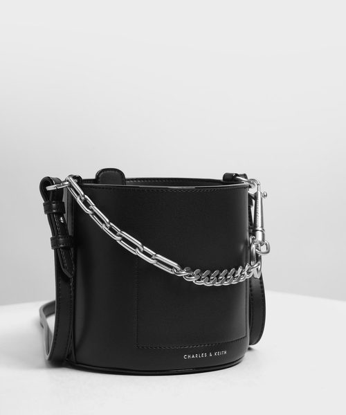 CHARLES & KEITH（チャールズ & キース）の「チャンキーチェーンハンドル バケツバッグ / Chunky Chain Handle Bucket Bag（ショルダーバッグ・レディース・ホワイト/ブラック/グレー/ダークブルー・M）」の18枚目の写真