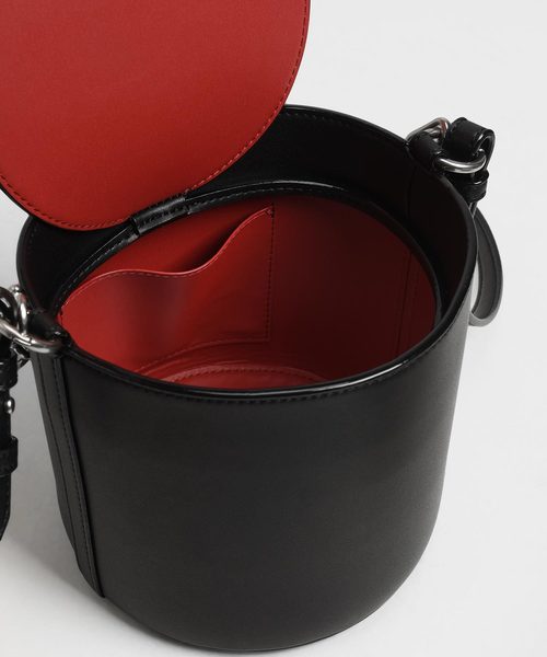 CHARLES & KEITH（チャールズ & キース）の「チャンキーチェーンハンドル バケツバッグ / Chunky Chain Handle Bucket Bag（ショルダーバッグ・レディース・ホワイト/ブラック/グレー/ダークブルー・M）」の6枚目の写真