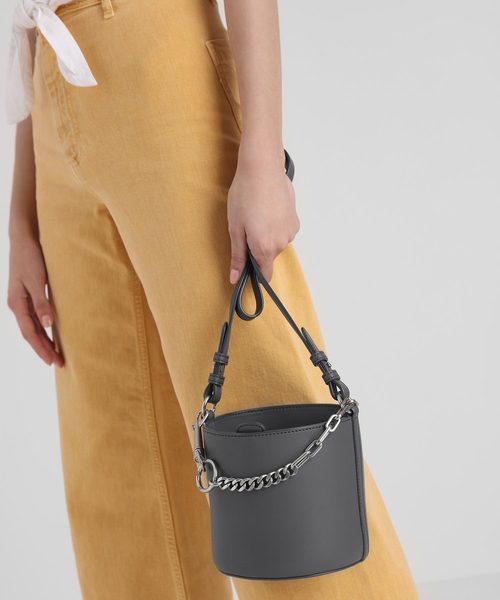 CHARLES & KEITH（チャールズ & キース）の「チャンキーチェーンハンドル バケツバッグ / Chunky Chain Handle Bucket Bag（ショルダーバッグ・レディース・ホワイト/ブラック/グレー/ダークブルー・M）」の21枚目の写真