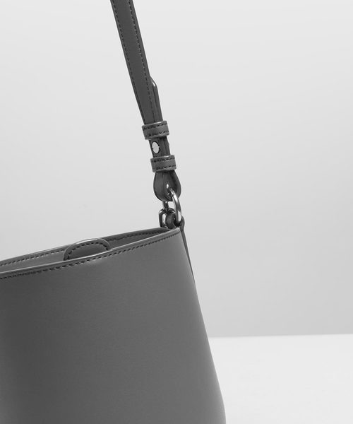CHARLES & KEITH（チャールズ & キース）の「チャンキーチェーンハンドル バケツバッグ / Chunky Chain Handle Bucket Bag（ショルダーバッグ・レディース・ホワイト/ブラック/グレー/ダークブルー・M）」の12枚目の写真