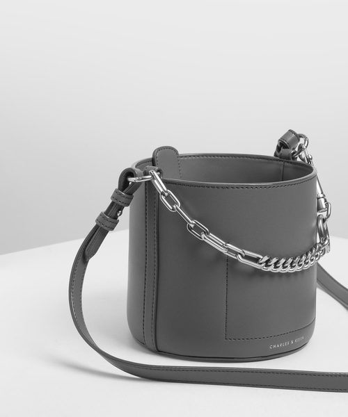 CHARLES & KEITH（チャールズ & キース）の「チャンキーチェーンハンドル バケツバッグ / Chunky Chain Handle Bucket Bag（ショルダーバッグ・レディース・ホワイト/ブラック/グレー/ダークブルー・M）」の9枚目の写真