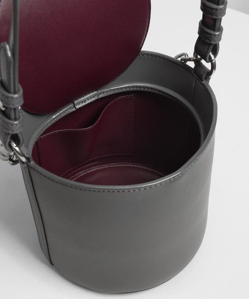 CHARLES & KEITH（チャールズ & キース）の「チャンキーチェーンハンドル バケツバッグ / Chunky Chain Handle Bucket Bag（ショルダーバッグ・レディース・ホワイト/ブラック/グレー/ダークブルー・M）」の16枚目の写真
