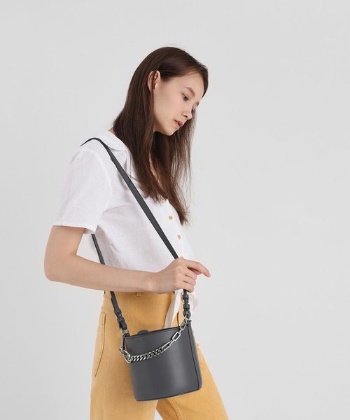 CHARLES & KEITH（チャールズ & キース）の「チャンキーチェーンハンドル バケツバッグ / Chunky Chain Handle Bucket Bag（ショルダーバッグ・レディース・ホワイト/ブラック/グレー/ダークブルー・M）」の19枚目の写真