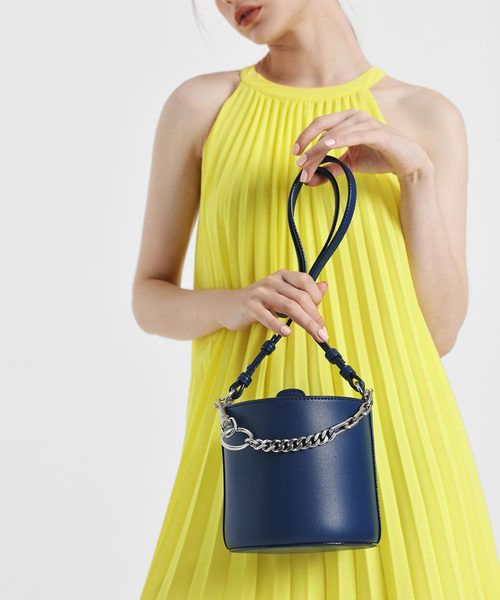CHARLES & KEITH（チャールズ & キース）の「チャンキーチェーンハンドル バケツバッグ / Chunky Chain Handle Bucket Bag（ショルダーバッグ・レディース・ホワイト/ブラック/グレー/ダークブルー・M）」の7枚目の写真
