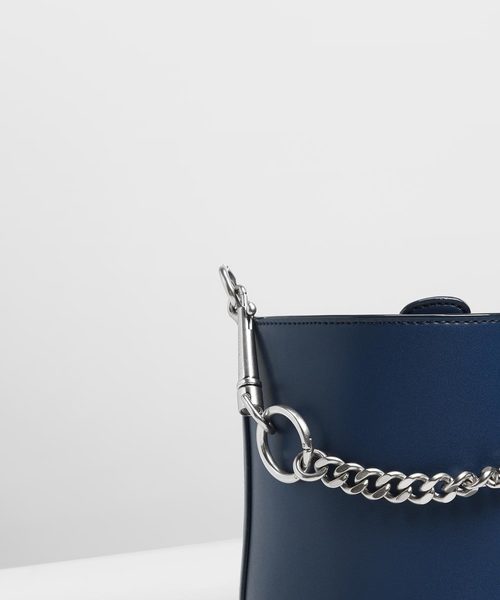 CHARLES & KEITH（チャールズ & キース）の「チャンキーチェーンハンドル バケツバッグ / Chunky Chain Handle Bucket Bag（ショルダーバッグ・レディース・ホワイト/ブラック/グレー/ダークブルー・M）」の22枚目の写真