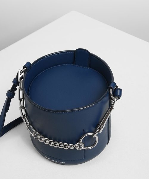 CHARLES & KEITH（チャールズ & キース）の「チャンキーチェーンハンドル バケツバッグ / Chunky Chain Handle Bucket Bag（ショルダーバッグ・レディース・ホワイト/ブラック/グレー/ダークブルー・M）」の13枚目の写真
