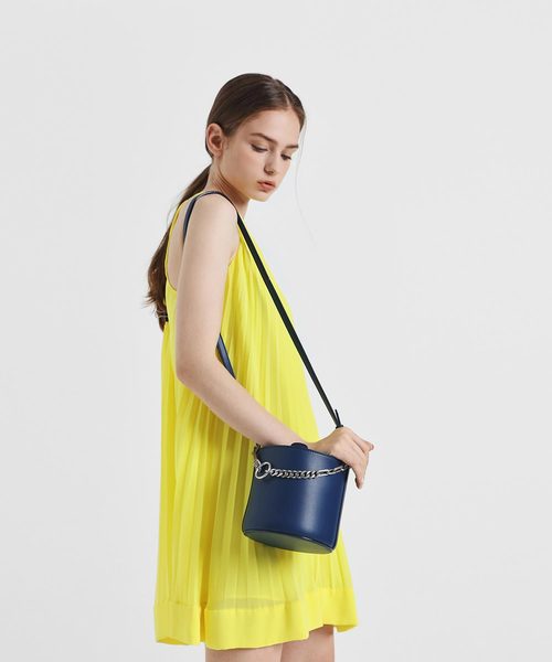 CHARLES & KEITH（チャールズ & キース）の「チャンキーチェーンハンドル バケツバッグ / Chunky Chain Handle Bucket Bag（ショルダーバッグ・レディース・ホワイト/ブラック/グレー/ダークブルー・M）」の10枚目の写真
