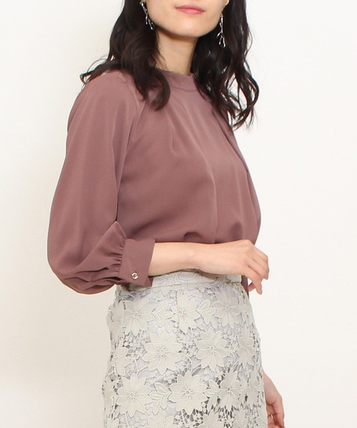 TRUDEA(トルディア)の「ハイネック バックジップブラウス(シャツ/ブラウス・レディース・ホワイト/ベージュ/モカ/グリーン/ネイビー/ピンク/キャメル/ワイン/ダークグリーン/ブラウン/ライトグレー/ピンクベージュ/アイボリー/ラベンダー・MEDIUM/LARGE)」の4枚目の写真