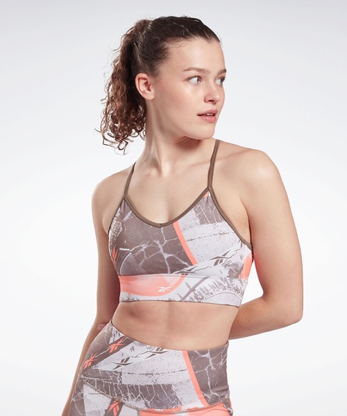 Reebok（リーボック）の「ワークアウトレディ プリンテッド スポーツブラ / Workout Ready Printed Sports Bra（スポーツブラ・レディース・ブラック/ライトブラウン/パープル系その他・SMALL/MEDIUM/LARGE/X-LARGE/X-SMALL/XX-LARGE）」の2枚目の写真