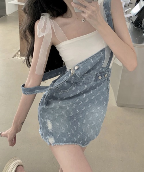 KOR（ケーオーアール）の「ダメージ加工 ステッチ総柄 デニムサロペットスカート ショルダーリボンキャミソールセット（サロペット/オーバーオール・レディース・ブラック/ブルー・S/M/L）」の2枚目の写真