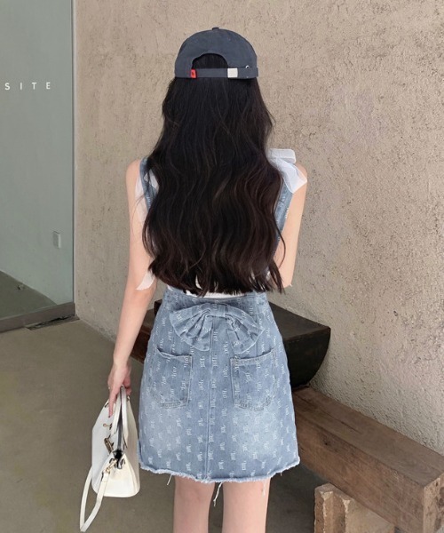 KOR（ケーオーアール）の「ダメージ加工 ステッチ総柄 デニムサロペットスカート ショルダーリボンキャミソールセット（サロペット/オーバーオール・レディース・ブラック/ブルー・S/M/L）」の22枚目の写真