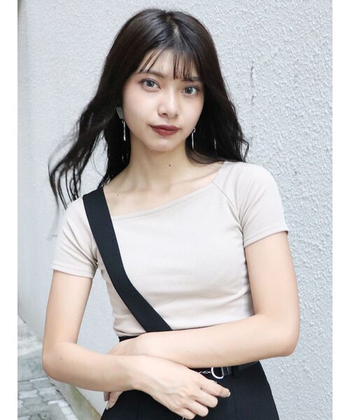 MURUA(ムルーア)の「アシメデコルテリブトップス(Tシャツ/カットソー・レディース・ブラック/グリーン/ベージュ/モカ・FREE)」の3枚目の写真