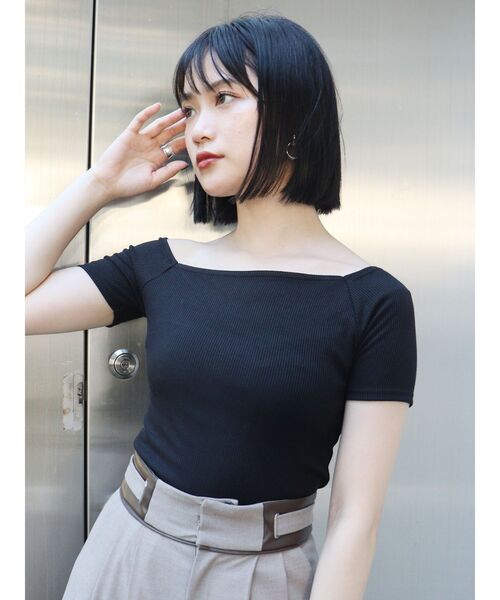 MURUA(ムルーア)の「アシメデコルテリブトップス(Tシャツ/カットソー・レディース・ブラック/グリーン/ベージュ/モカ・FREE)」の2枚目の写真