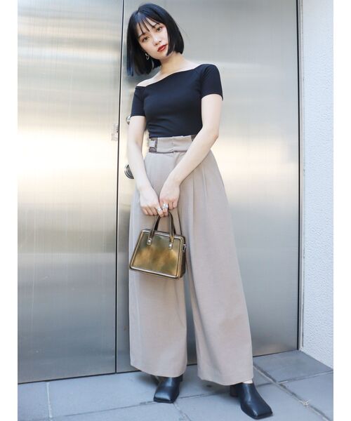 MURUA(ムルーア)の「アシメデコルテリブトップス(Tシャツ/カットソー・レディース・ブラック/グリーン/ベージュ/モカ・FREE)」の7枚目の写真