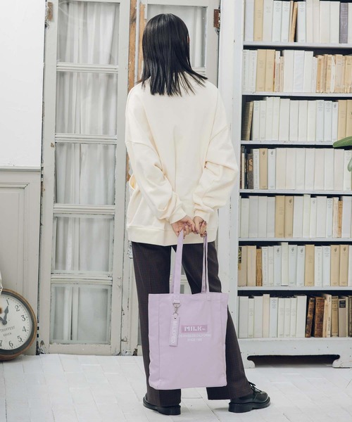 MILKFED.(ミルクフェド)の「BAR AND UNDERLOGO SQUARE TOTE BAG/キャンバス トートバッグ(トートバッグ・レディース・ホワイト/ブラック/ベージュ/パープル/レッド/ピンク/A・ONE SIZE)」の14枚目の写真