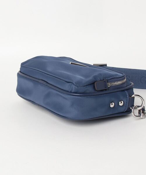 Guess（ゲス）の「LITTLE BAY Crossbody Camera（ショルダーバッグ・レディース・ネイビー/ホワイト・ONE SIZE）」の13枚目の写真