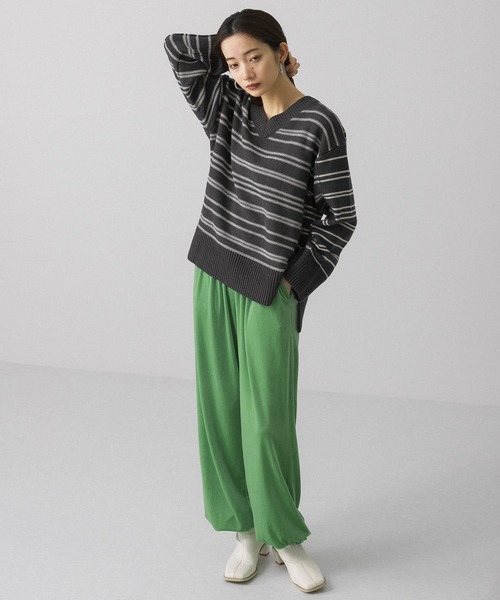 KBF（ケイビーエフ）の「Vネックワイドスリーブニット（ニット/セーター・レディース・グレー系その他/グレー/グリーン/ホワイト系その他・ONE）」の11枚目の写真