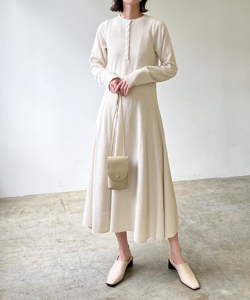 LIAN（リアン）の「サーマルフレアワンピース（ワンピース・レディース・アイボリー/ブラック/ミックスグレー・FREE）」の2枚目の写真