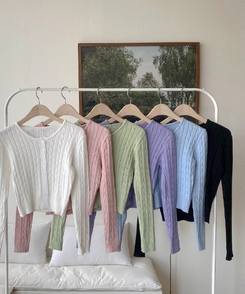 SONA（ソナ）の「SONYUNARA ケーブル編みラウンドネックカーディガン（カーディガン/ボレロ・レディース・ホワイト/ブラック/ライトグリーン/ライトパープル/ピンク・FREE）」の2枚目の写真