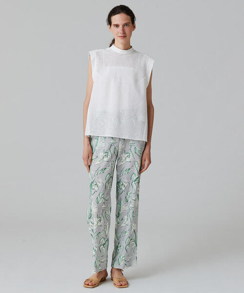 TOMORROWLAND (トゥモローランド)の「ヘメロカリスプリント ストレートパンツ(その他パンツ・レディース・グレー系その他/ベージュ系その他・36/34)」の3枚目の写真