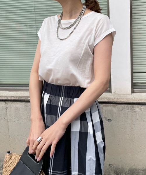 DouDou(ドゥドゥ)の「【新色追加】フレンチT(Tシャツ/カットソー・レディース・ブラック/オフホワイト/ピンク/オレンジ/ライトベージュ/グレイッシュベージュ/ブラウン/ライトグレー/チャコールグレー・SMALL/MEDIUM)」の2枚目の写真