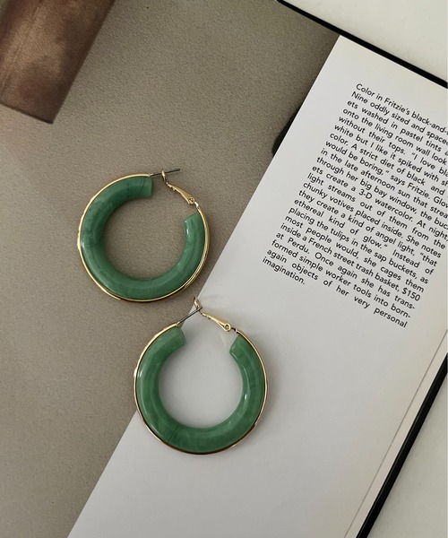 prose verse（プロズヴェール）の「ゴールドラインアクリルフープピアス（ピアス（両耳用）・レディース・イエロー/グリーン/クリア・ﾌﾘ-）」の2枚目の写真