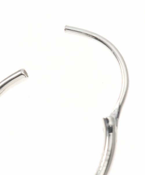 AP STUDIO（エーピーストゥディオ）の「【BAR JEWELLERY / バージュエリー】Mini curve hoop pierce（ピアス（両耳用）・レディース・シルバー・11）」の4枚目の写真