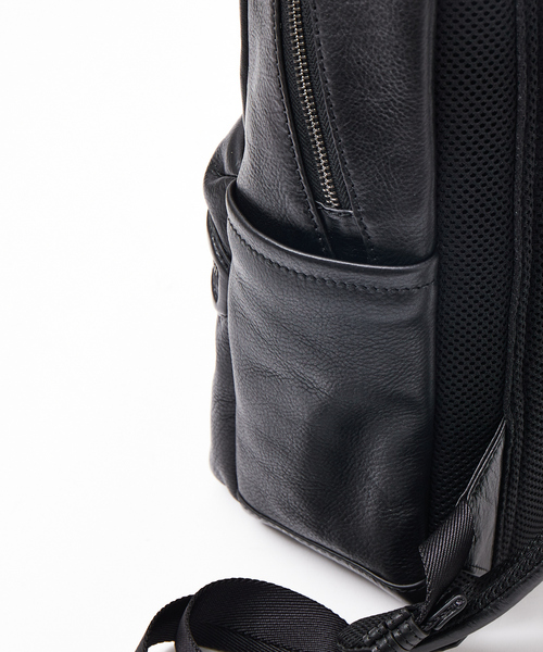 alfredoBANNISTER(アルフレッドバニスター)の「【SEEKER 別注】レザー デイパック / A4サイズ対応(バックパック/リュック・メンズ・ブラック/ネイビー・フリー)」の11枚目の写真