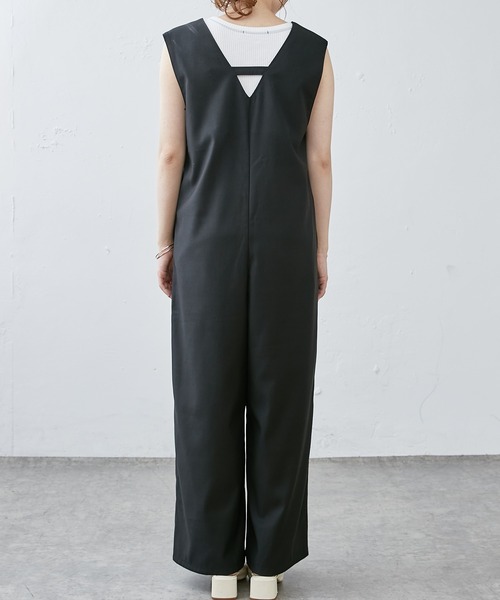 PUAL CE CIN（ピュアルセシン）の「≪セットアップ対応≫深Vネックオールインワンサロペット（サロペット/オーバーオール・レディース・ブラック/ベージュ・FREE）」の9枚目の写真