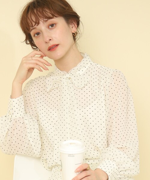 couture brooch(クチュールブローチ)の「◆【シーズンレスで着られる】ドットフリルネックボウタイブラウス(シャツ/ブラウス・レディース・ブラック系/ネイビー系/ホワイト系3・40/38/42)」の10枚目の写真