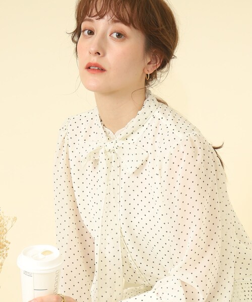 couture brooch(クチュールブローチ)の「◆【シーズンレスで着られる】ドットフリルネックボウタイブラウス(シャツ/ブラウス・レディース・ブラック系/ネイビー系/ホワイト系3・40/38/42)」の11枚目の写真